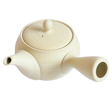 画像をギャラリービューアに読み込む, 白丸急須 常滑焼 日本製 【 茶葉が広がる/陶製 茶こし / 420ml 】セラメッシュ おしゃれ 2人用 ~ 3人用 アイボリー - きつさこ
